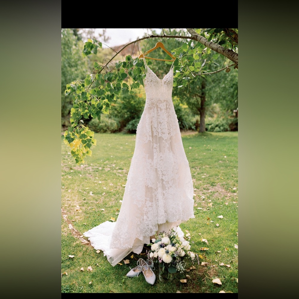 Elegant White Lace Wedding Dress